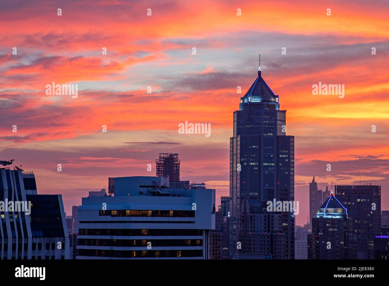 Bangkok Wolkenkratzer Skyline bei Sonnenuntergang, untere Sukhumvit, Thailand Stockfoto