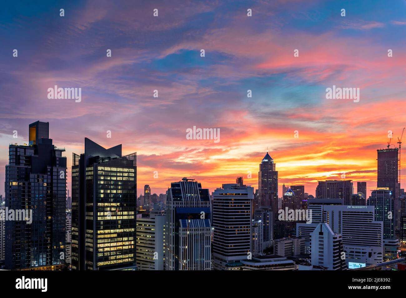 Bangkok Wolkenkratzer Skyline bei Sonnenuntergang, untere Sukhumvit, Thailand Stockfoto