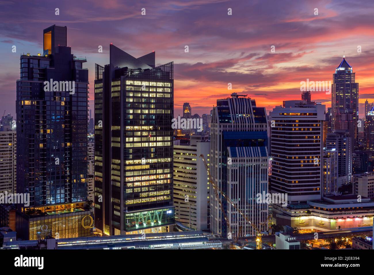 Bangkok Wolkenkratzer Skyline bei Sonnenuntergang, untere Sukhumvit, Thailand Stockfoto