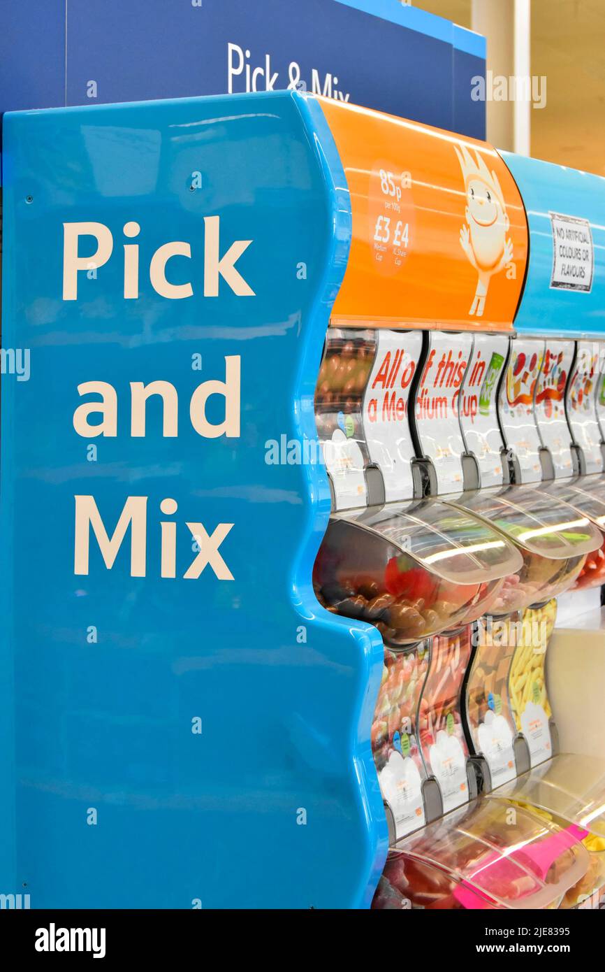 Pick and Mix prominente süße Süßwaren am Ende der Insel Display im Tesco Supermarkt Pay & Exit Shopping Last minute Süßigkeiten kaufen London England UK Stockfoto
