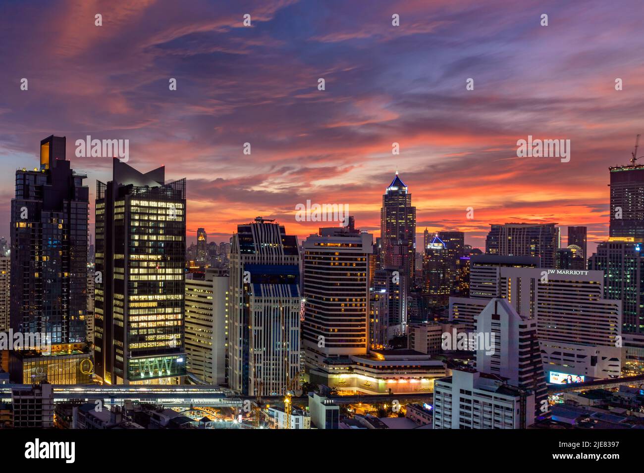 Bangkok Wolkenkratzer Skyline bei Sonnenuntergang, untere Sukhumvit, Thailand Stockfoto