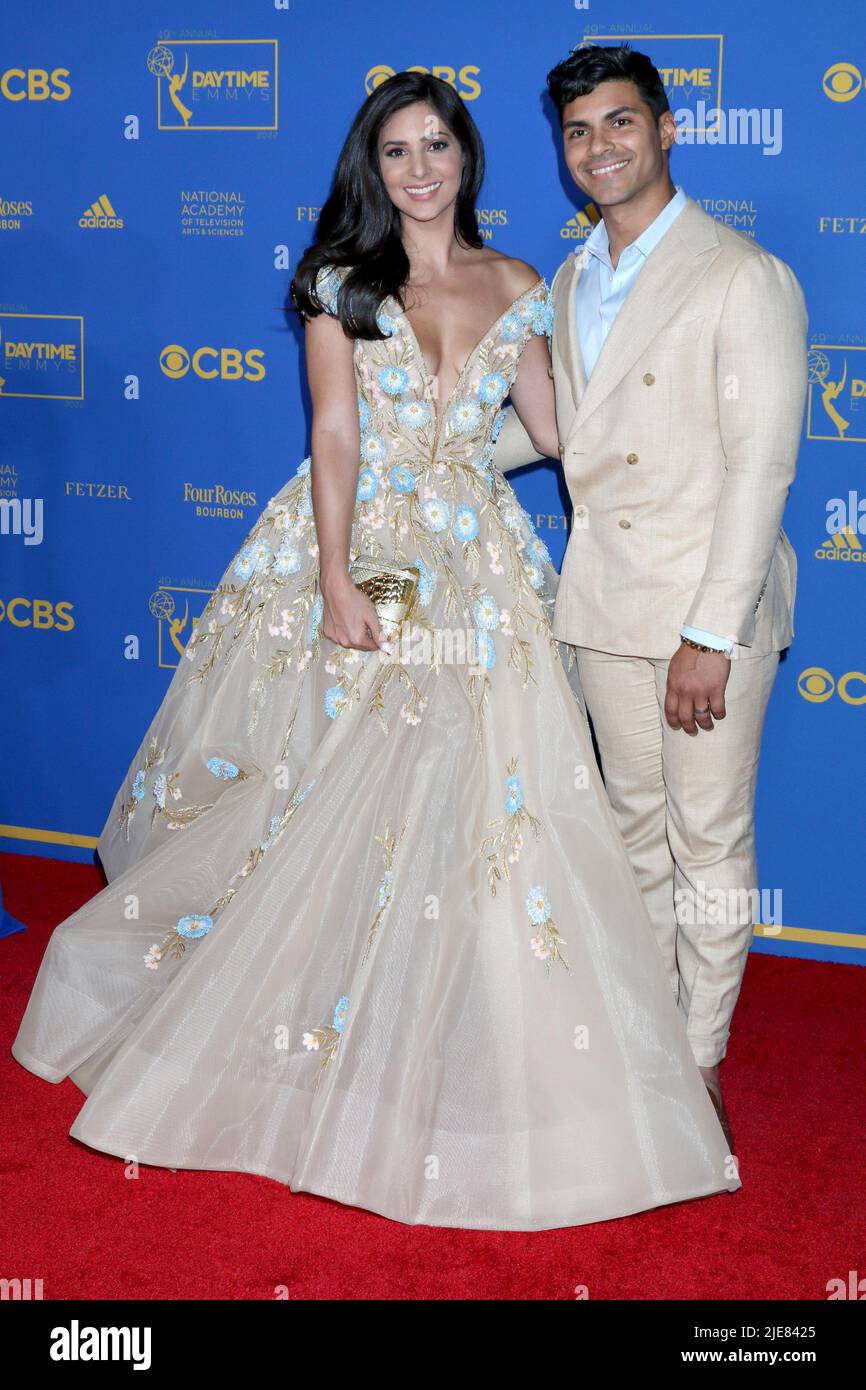 LOS ANGELES - JUN 24: Camila Banus, Marlon Aquino bei den Daytime Emmys Awards 49. im Pasadena Convention Center am 24. Juni 2022 in Pasadena, CA Stockfoto