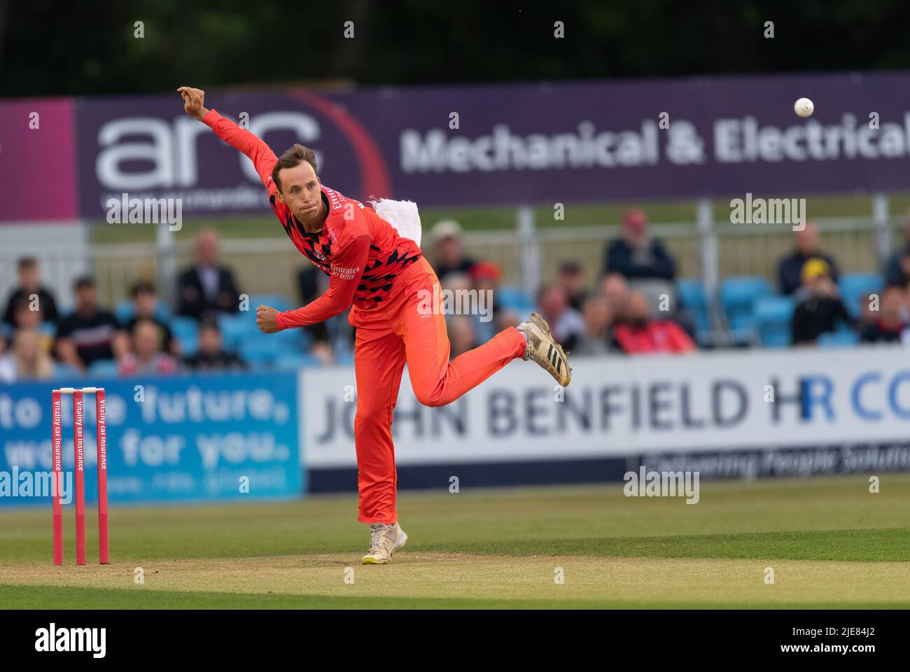 Tom Hartley Bowling für Lancashire Lightning gegen Derbyshire Falcons in einem T20 Blast Match Stockfoto