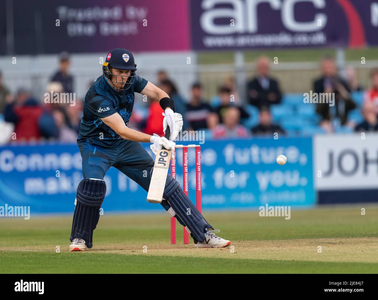 Hayden Kerr hat in einem T20 Blast Match gegen Lancashire Lightning gegen Derbyshire Falcons geschlagen Stockfoto