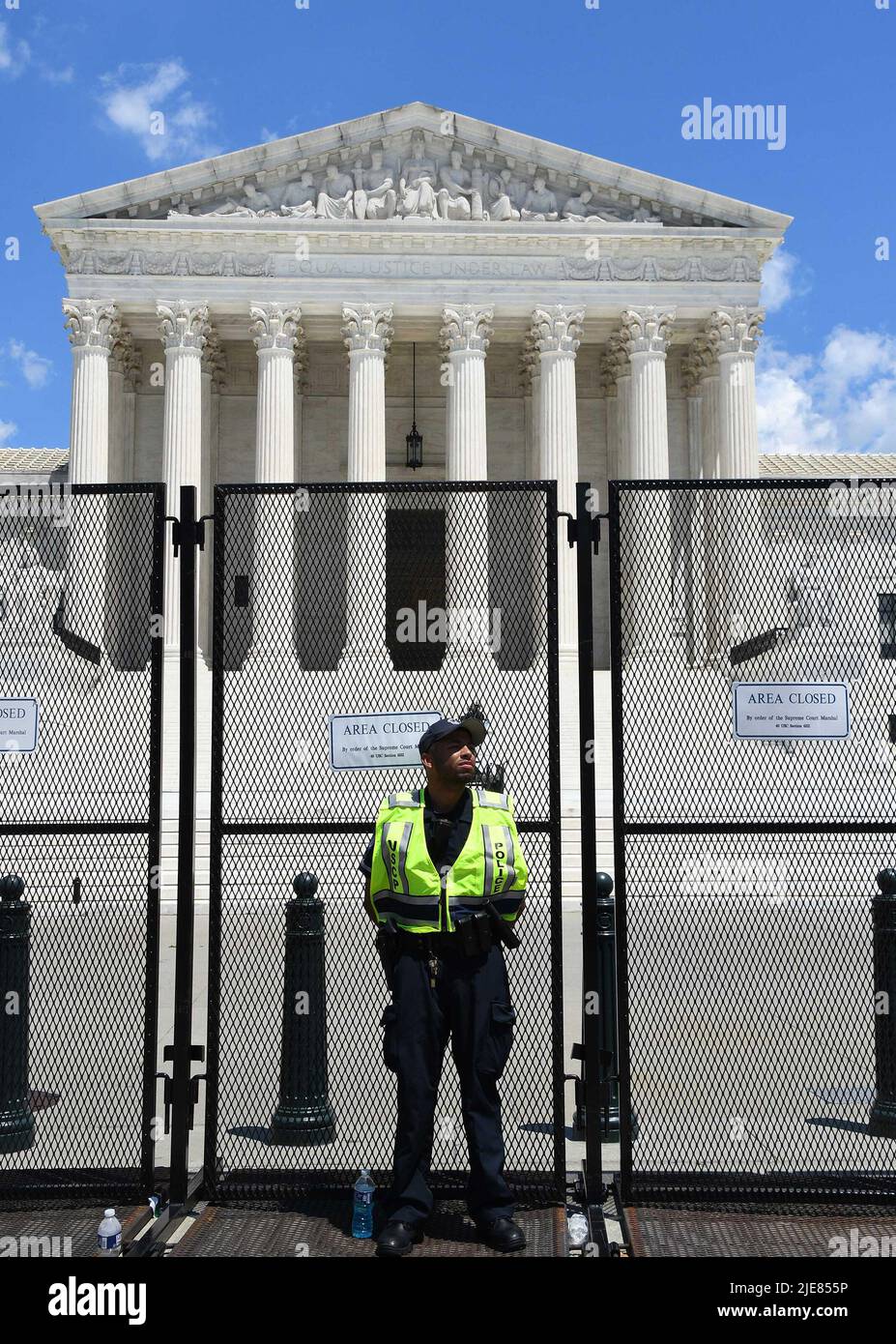 Washington DC, USA. 25.. Juni 2022. Demonstranten versammeln sich vor dem Kapitolgebäude in Washington DC, USA, um gegen die Entscheidung des Obersten Gerichts zu protestieren, Roe vs. Wade zu stürzen und die Kontrolle über das Recht auf Abtreibung an einzelne Staaten zurückzugeben. Eine große Anzahl von Staaten hat sich sofort dafür eingesetzt, Abtreibung illegal zu machen. Abbie Clendaniel/Pathos Credit: Pathos Images/Alamy Live News Stockfoto