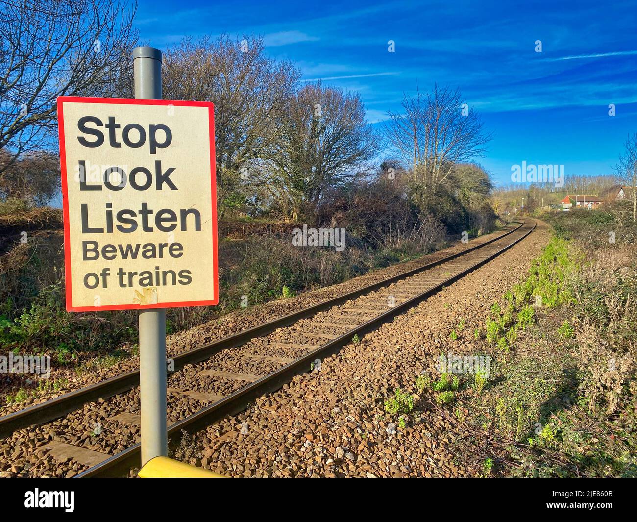 Halten Sie an, schauen Sie und hören Sie dem Zugschild zu Stockfoto