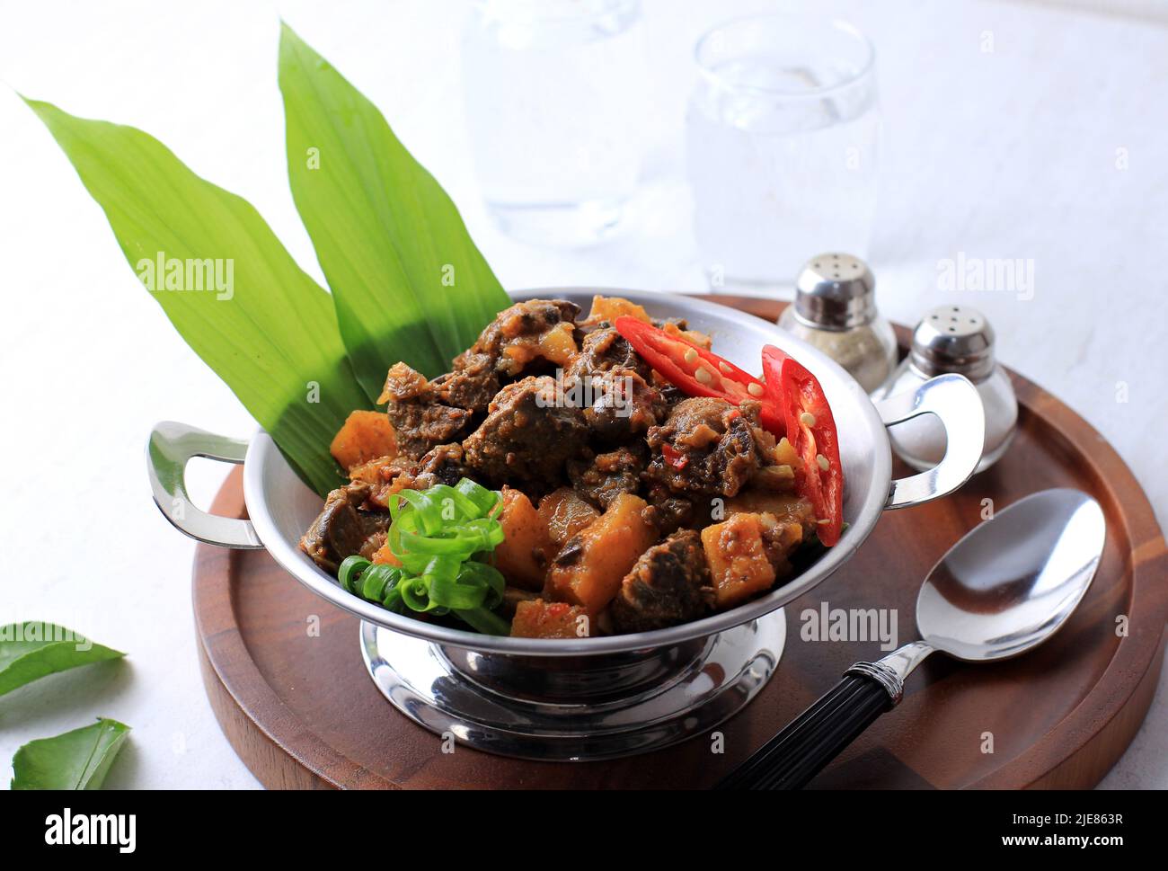 Sambal Goreng Hati Kentang oder Hot Spicy Liver and Potatoes, traditionelle indonesische Küche, wird in der Regel während der Eid Al-Fitr-Festliche mit Ketup serviert Stockfoto