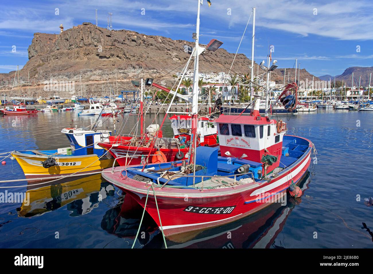 Fischerboote im Hafen von Puerto de Mogan, Gran Canaria, Kanarische Inseln, Spanien, Europa | Fischerboote im Hafen von Puerto de Mogan, Grand C Stockfoto