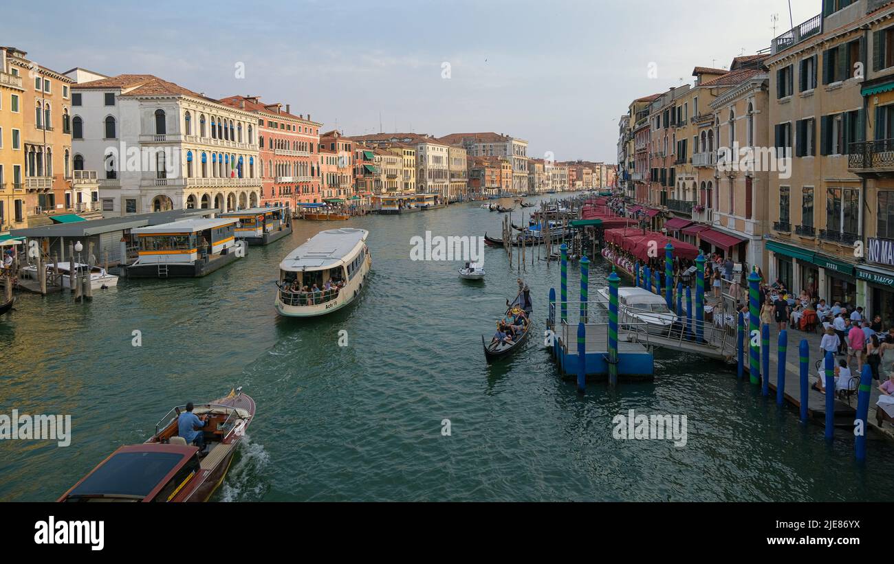 Berühmte Gran Canal Blick auf die Skyline von Venedig Wahrzeichen, Wassertransporte, italien Stockfoto