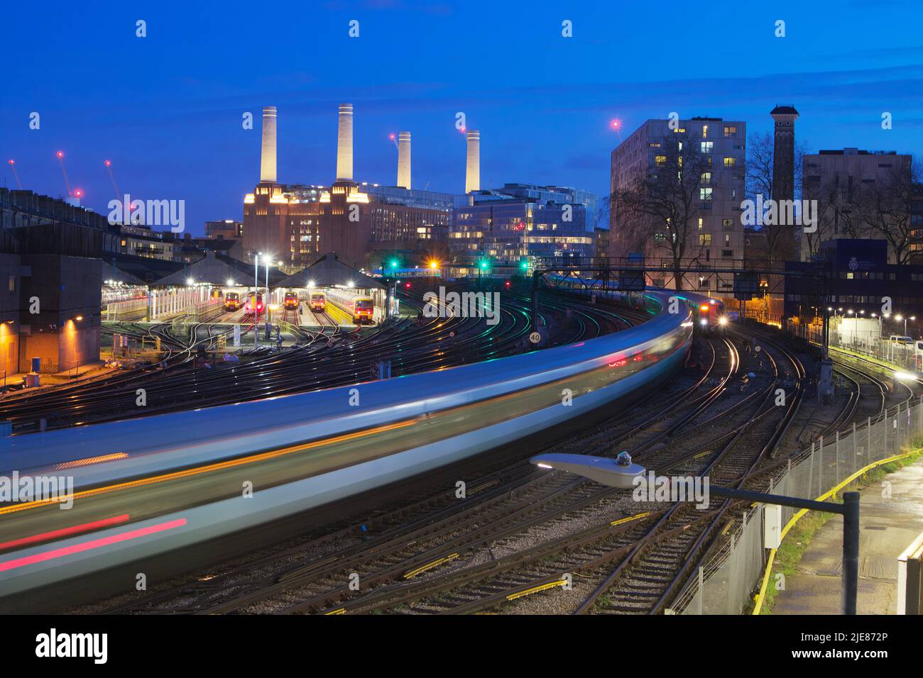 Großbritannien, London - Battersea Power Station während der Blauen Stunde Stockfoto