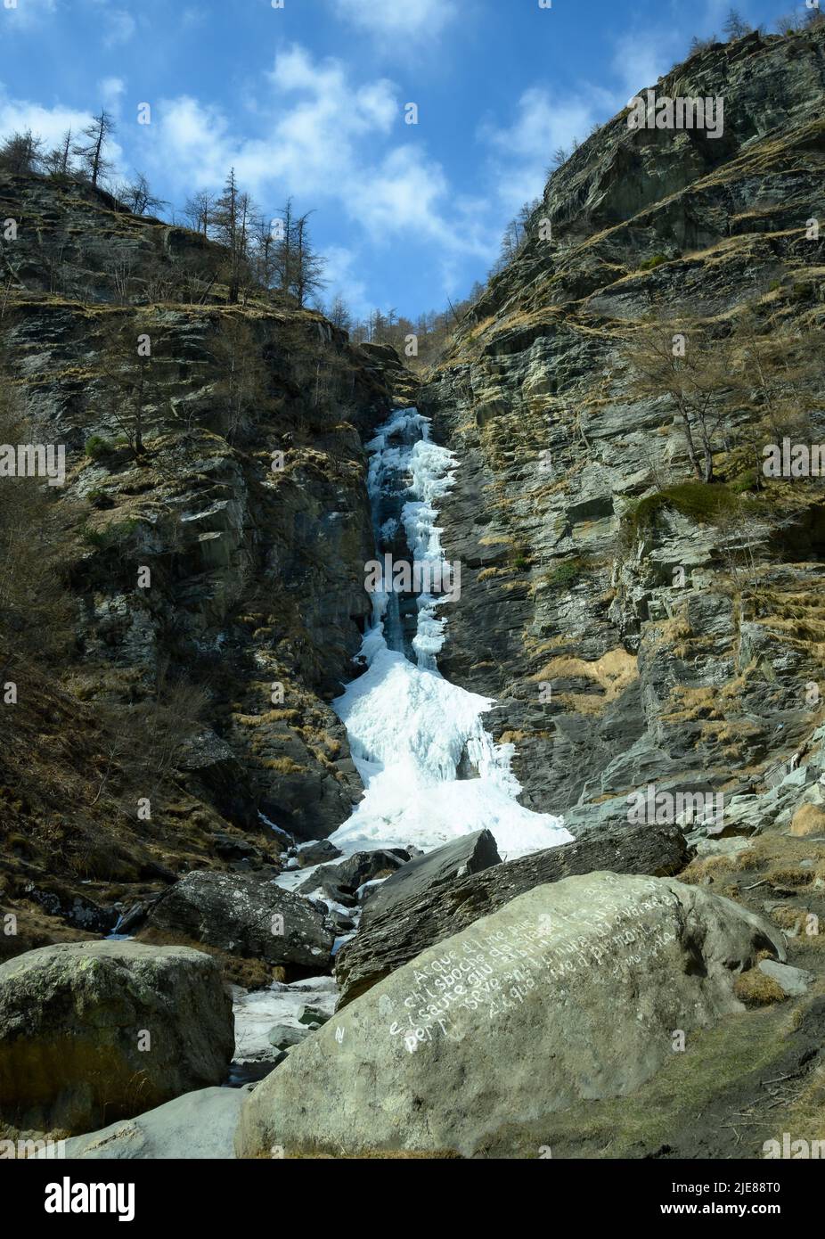 Kleiner Bach friert im Winter ein und bildet einen Eiswasserfall Stockfoto