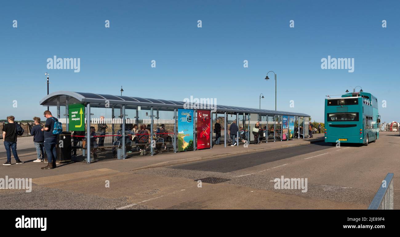 Penzance, Cornwall, England, Großbritannien. 2022. Die Passagiere warten im Bus-Boarding-Bereich am Busbahnhof Penzance. Stockfoto