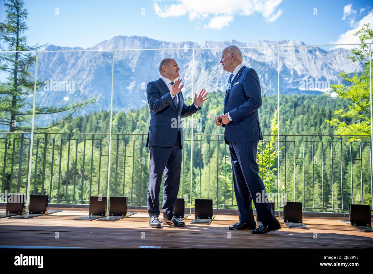 Elmau, Deutschland. 26.. Juni 2022. Bundeskanzler Olaf Scholz (SPD) steht neben US-Präsident Joe Biden (r) zu Beginn eines bilateralen Treffens vor dem eigentlichen Gipfel. Deutschland veranstaltet vom 26. Bis 28. Juni G7 2022 den Gipfel der wirtschaftlich starken Demokratien auf Schloss Elmau. Am ersten Tag des Gipfels werden die globale Wirtschaftslage, der Klimaschutz sowie die Außen- und Sicherheitspolitik mit Sanktionen gegen Russland diskutiert. Quelle: Michael Kappeler/dpa/Alamy Live News Stockfoto