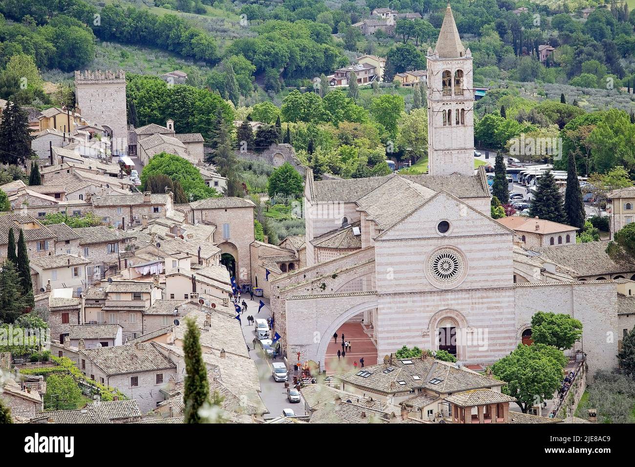 Kathedrale der Heiligen Klara in Assisi, Umbrien, Italien. Die Kathedrale ist der Heiligen Klara von Assisi, einer Anhängeberin von sain, gewidmet und enthält die Überreste dieser Kirche Stockfoto