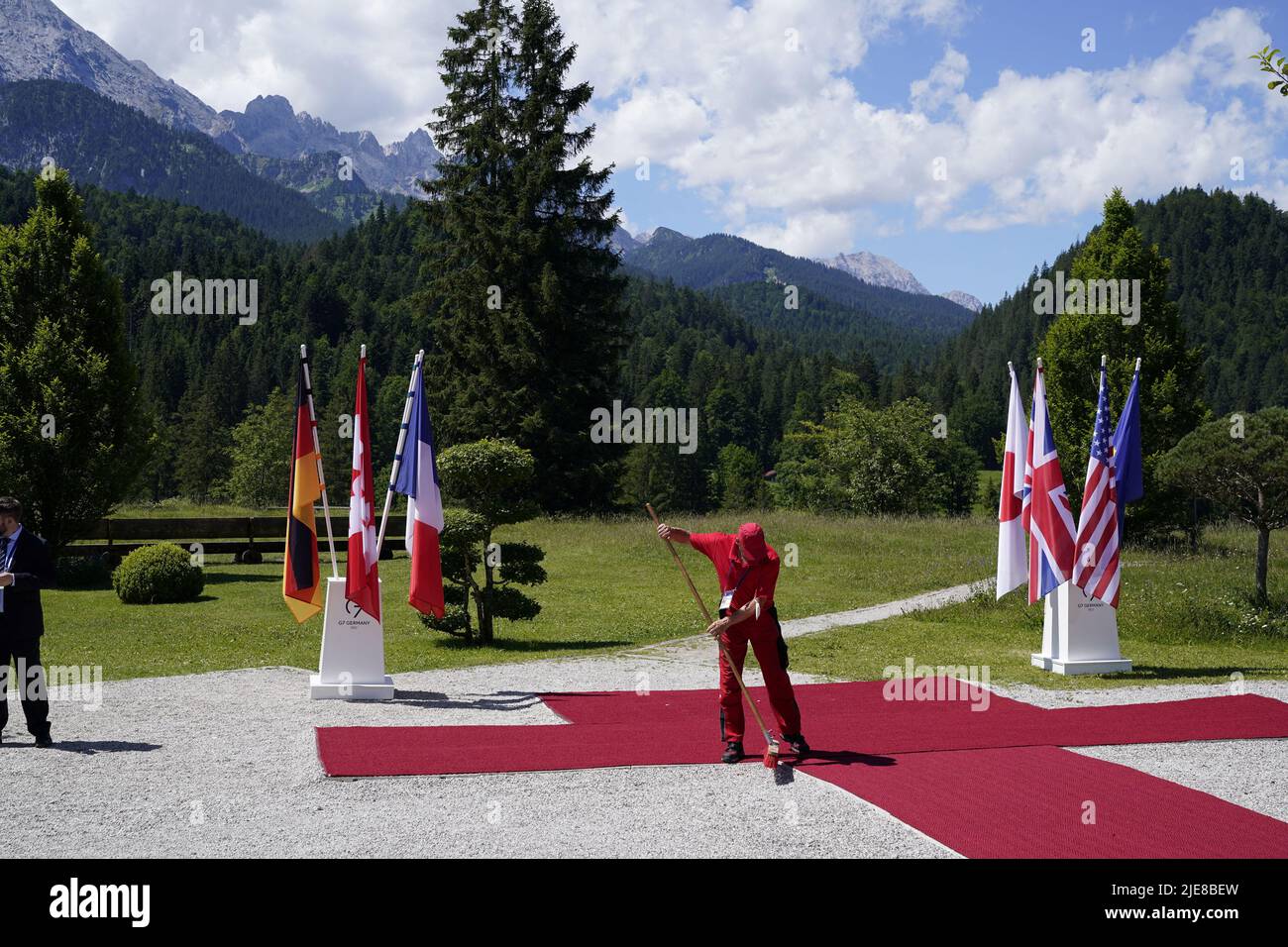 Der rote Teppich wird gefegt, bevor US-Präsident Joe Biden vom deutschen Bundeskanzler Olaf Scholz am 26. Juni 2022 auf Schloss Elmau in Elmau, Bayern, zum Gipfeltreffen G7 offiziell begrüßt wird. Susan Walsh/Pool via REUTERS Stockfoto