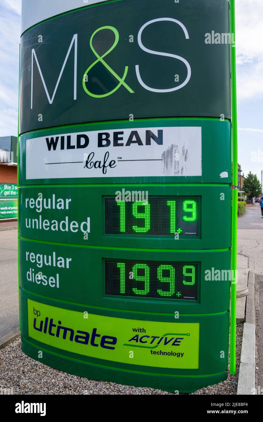 Die Kraftstoffpreise auf einem BP-Garagenvorplatz in Southend on Sea sind auf einen sehr hohen Preis pro Liter angestiegen. Fast 2 £. Bleifreies und Dieselgas aufgeblasen Stockfoto