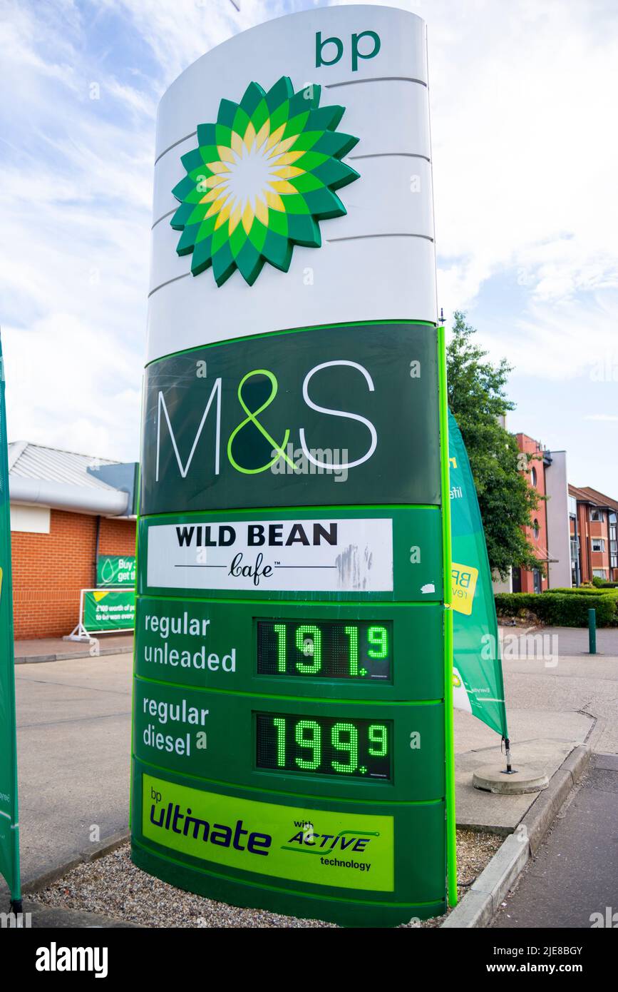 Die Kraftstoffpreise auf einem BP-Garagenvorplatz in Southend on Sea sind auf einen sehr hohen Preis pro Liter angestiegen. Fast 2 £. Bleifreies und Dieselgas aufgeblasen Stockfoto