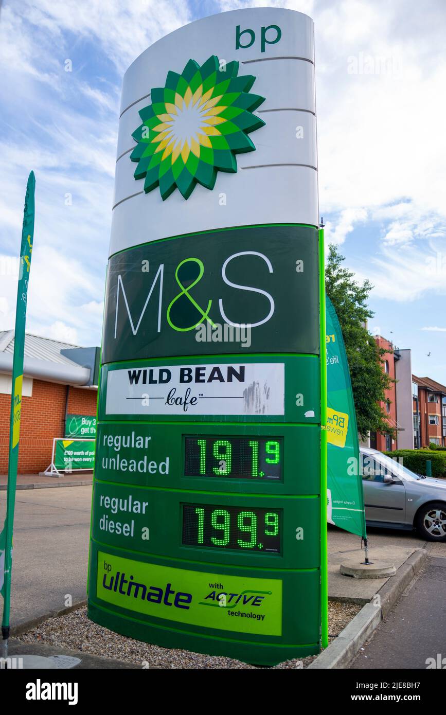 Die Kraftstoffpreise auf einem BP-Garagenvorplatz in Southend on Sea sind auf einen sehr hohen Preis pro Liter angestiegen. Fast 2 £. Bleifreies und Dieselgas aufgeblasen Stockfoto