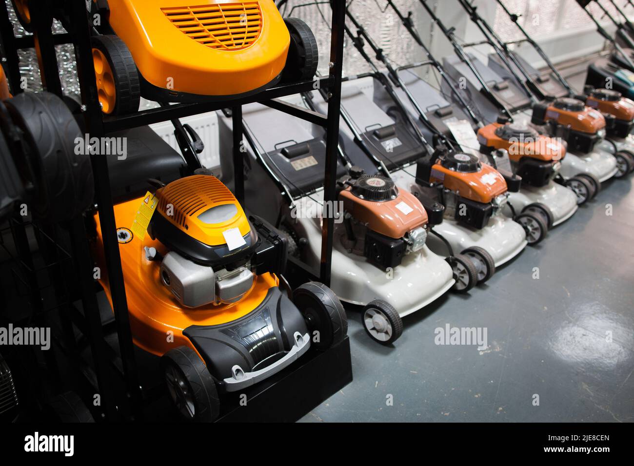 Schaufenster des Rasenmähers im Laden Stockfoto