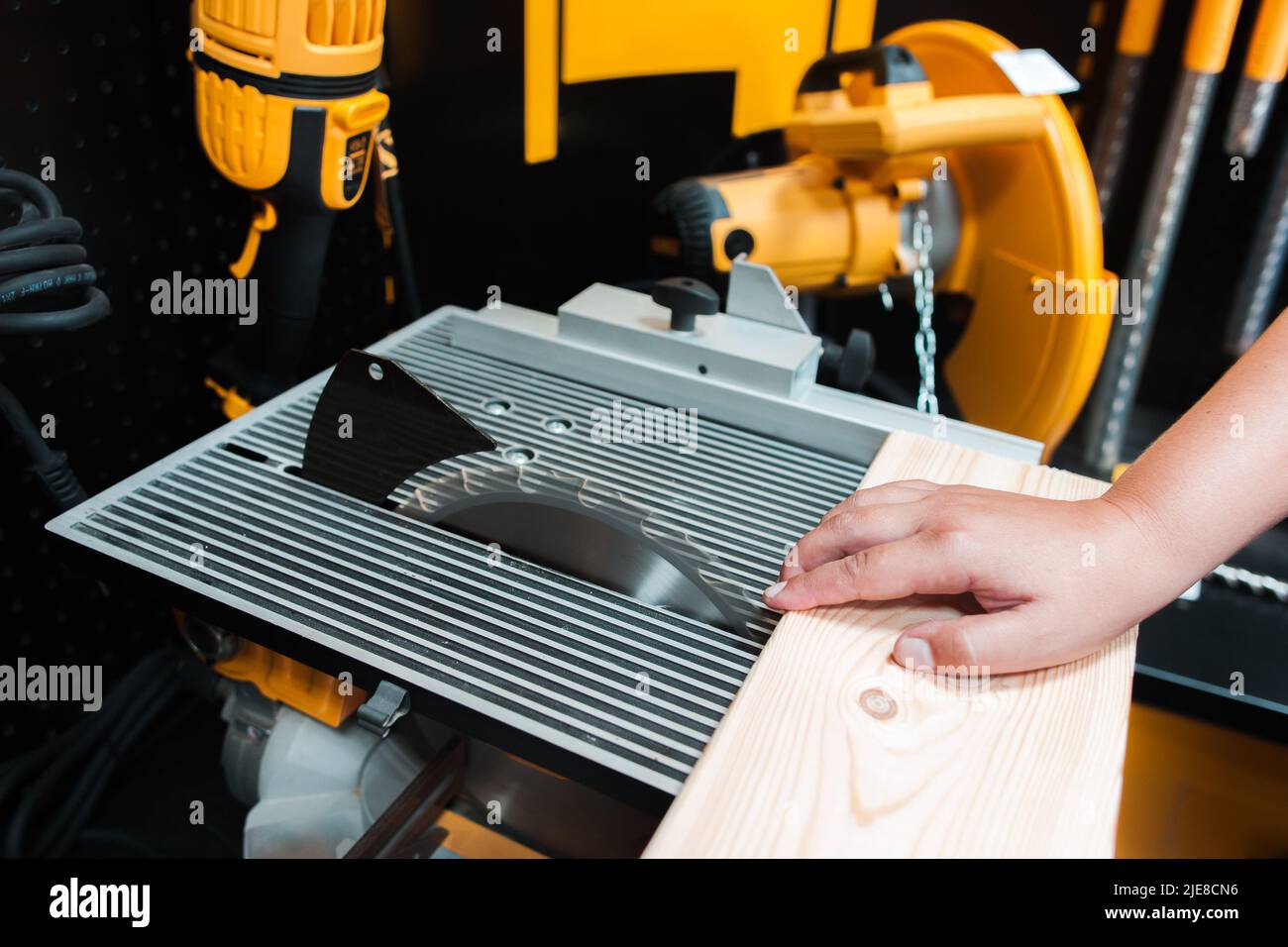 Verletzungen (gefährliche Arbeiten) in der Holzverarbeitung Stockfoto