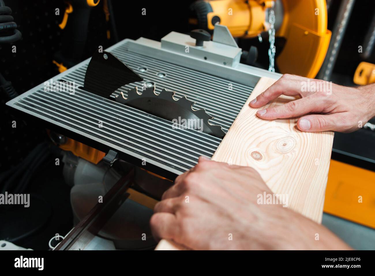 Holzarbeiten an der gefährlichen elektrischen Kreissäge Stockfoto