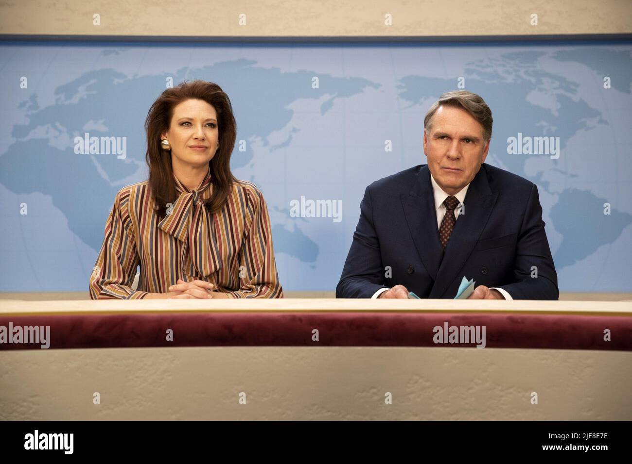 TOM WILKINSON und ANNA TORV in DER NEWSREADER (2021), Regie: EMMA FREEMAN. Quelle: Werner Film Productions / Album Stockfoto