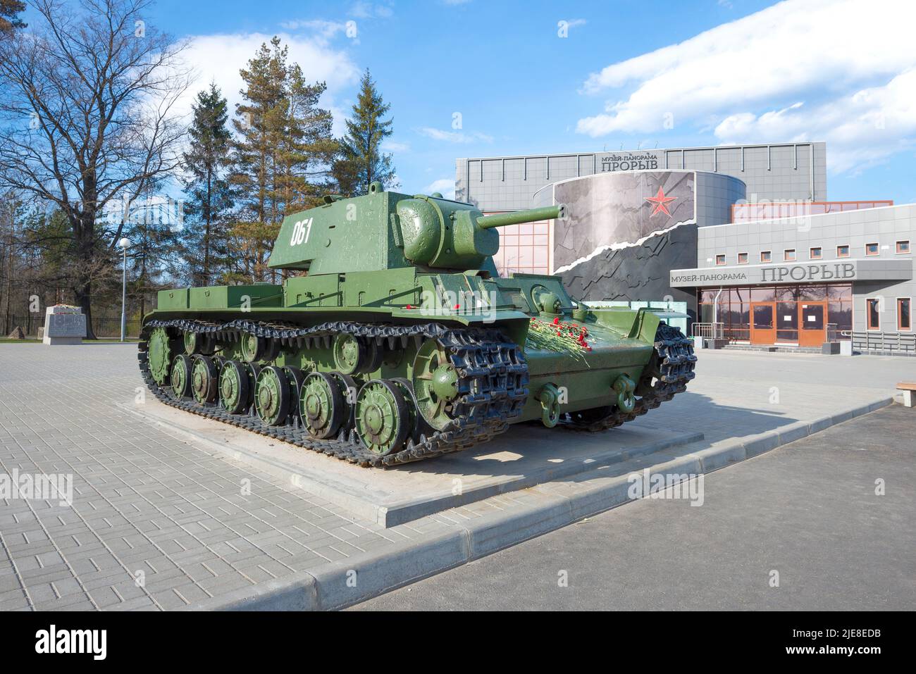 KIROVSK, RUSSLAND - 14. MAI 2017: Schwerer sowjetischer Panzer KV-1 an einem sonnigen Maitag. Straßenausstellung des Museums 'Durchbruch der Beladung Leningrads' Stockfoto