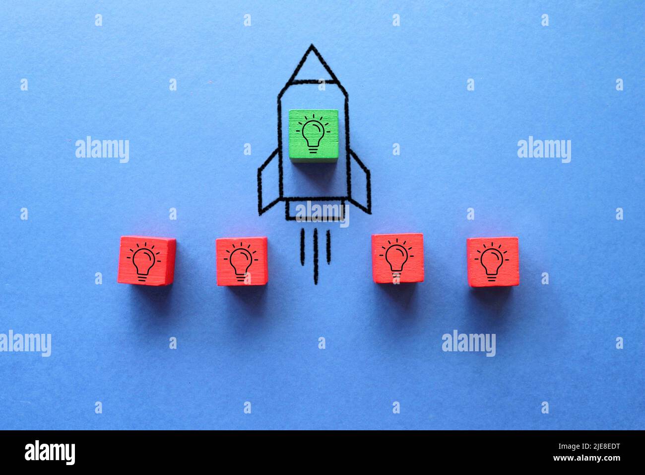 Cube mit Idea-Glühbirne hob auf Rakete ab. Startup entwickeln, beste Idee. Business Accelerator. Stockfoto