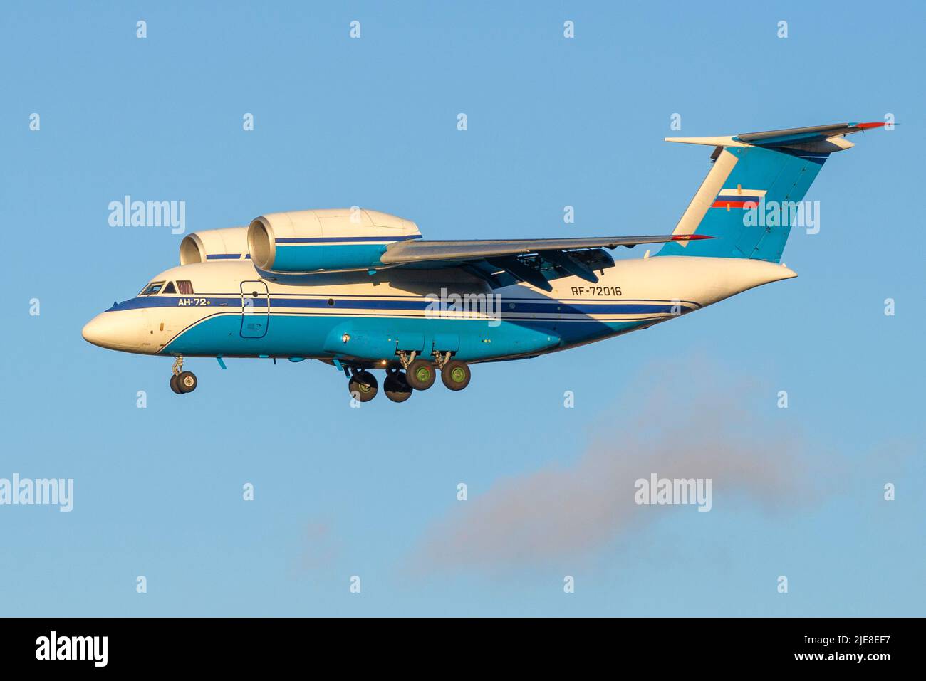 SANKT PETERSBURG, RUSSLAND - 25. OKTOBER 2018: Flugzeug an-72 (RF-72016) des föderalen Grenzdienstes Russlands im Flug Stockfoto