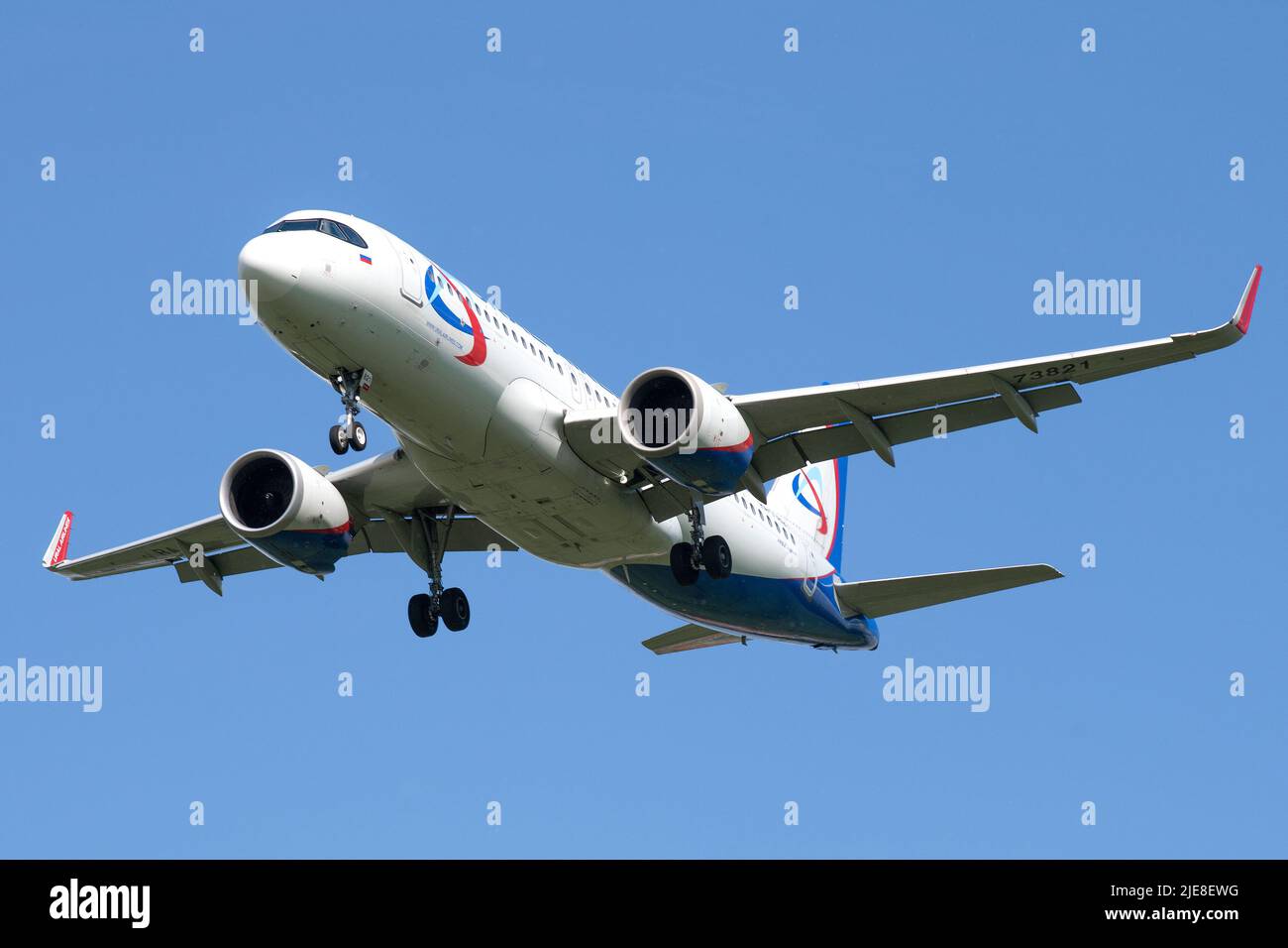 SANKT PETERSBURG, RUSSLAND - 02. JUNI 2022: Flugzeug Airbus A320neo (RA-73821) von Ural Airlines auf dem Gleitschirm am wolkenlosen blauen Himmel Stockfoto
