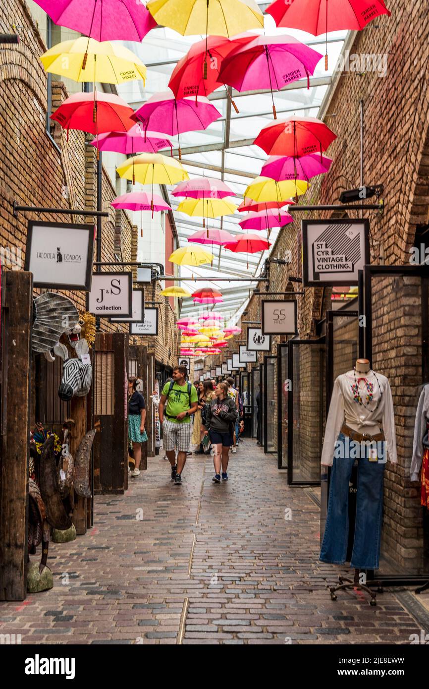 Stables Market mit Geschäften und bunten Sonnenschirmen, in Camden Town Market, Camden Borough, London City, England Stockfoto