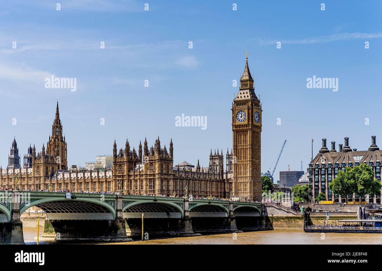 Neu restaurierter Big Ben und Houses of Parliament (Palace of Westminster), von der Westminster Bridge aus an einem sonnigen Sommertag in London, Großbritannien Stockfoto