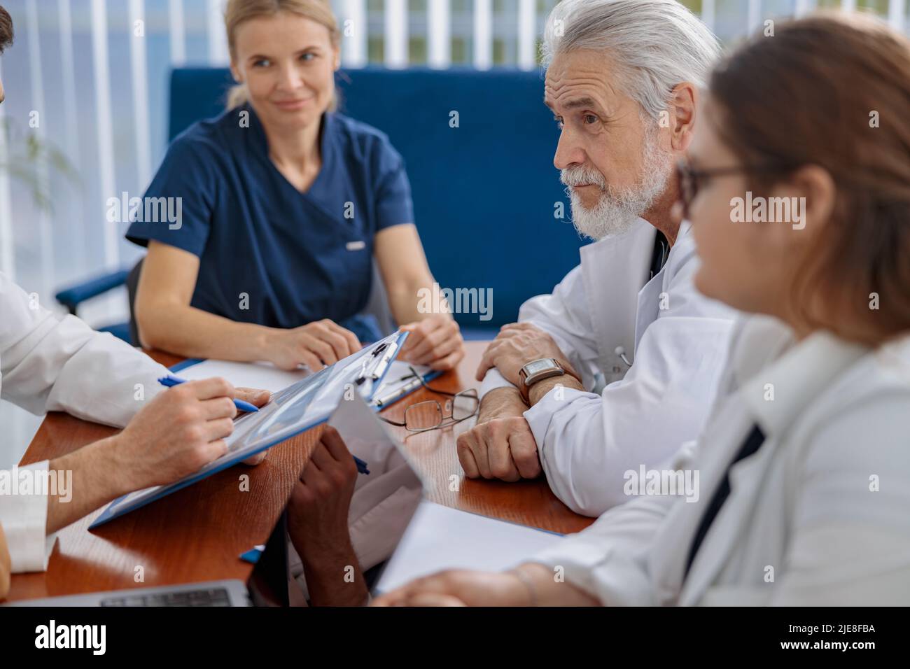 Erfolgreiche Ärzte diskutieren während der Konferenz über die Diagnose Stockfoto