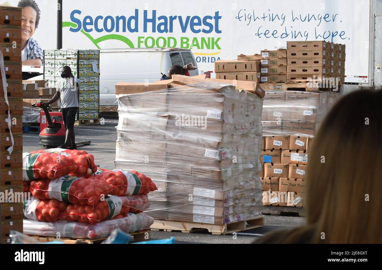 Orlando, Usa. 25.. Juni 2022. Bei einer Lebensmittelverteilungsveranstaltung für Bedürftige, die von der Second Harvest Food Bank of Central Florida und Orange County in der St. John Vianney Church in Orlando, Florida, gesponsert wird, werden Paletten mit Lebensmitteln von einem Lastwagen entladen. Hohe Lebensmittel- und Gaspreise drücken die arbeitenden Familien unter Druck und schicken einige zum ersten Mal in Lebensmittelvorratskammern, aber die Anbieter kämpfen mit den Inflationskosten, da die Nachfrage steigt. Kredit: SOPA Images Limited/Alamy Live Nachrichten Stockfoto