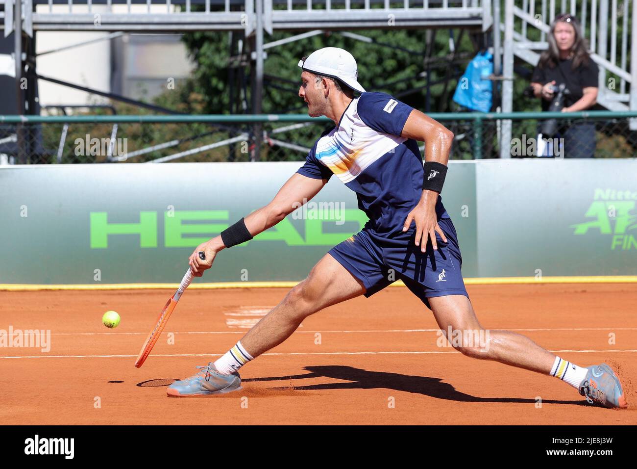 Mailand, Italien. 25.. Juni 2022. Italien, Mailand, 25 2022. juni: Francesco Passaro während des Tennisspiels FRANCESCO PASSARO (ITA) gegen FABIAN MAROZSAN (RUS) Halbfinale ATP Challenger Mailand im Aspria Harbour Club (Foto: Fabrizio Andrea Bertani/Pacific Press) Quelle: Pacific Press Media Production Corp./Alamy Live News Stockfoto