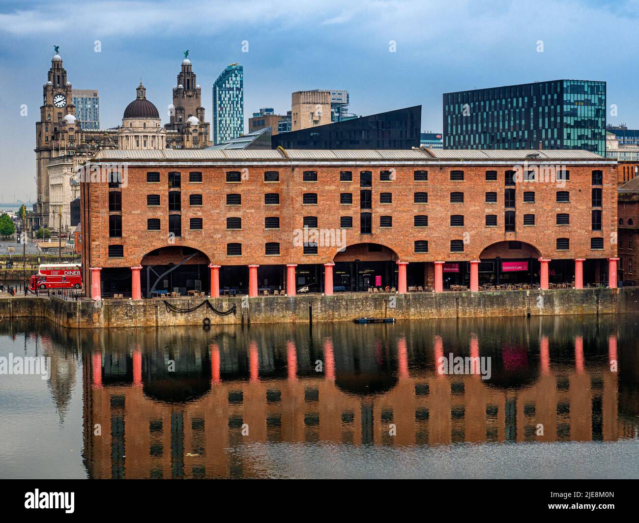 Am frühen Morgen blicken Sie von den Royal Albert Docks auf die Gebäude an der historischen Uferpromenade von Liverpool Stockfoto