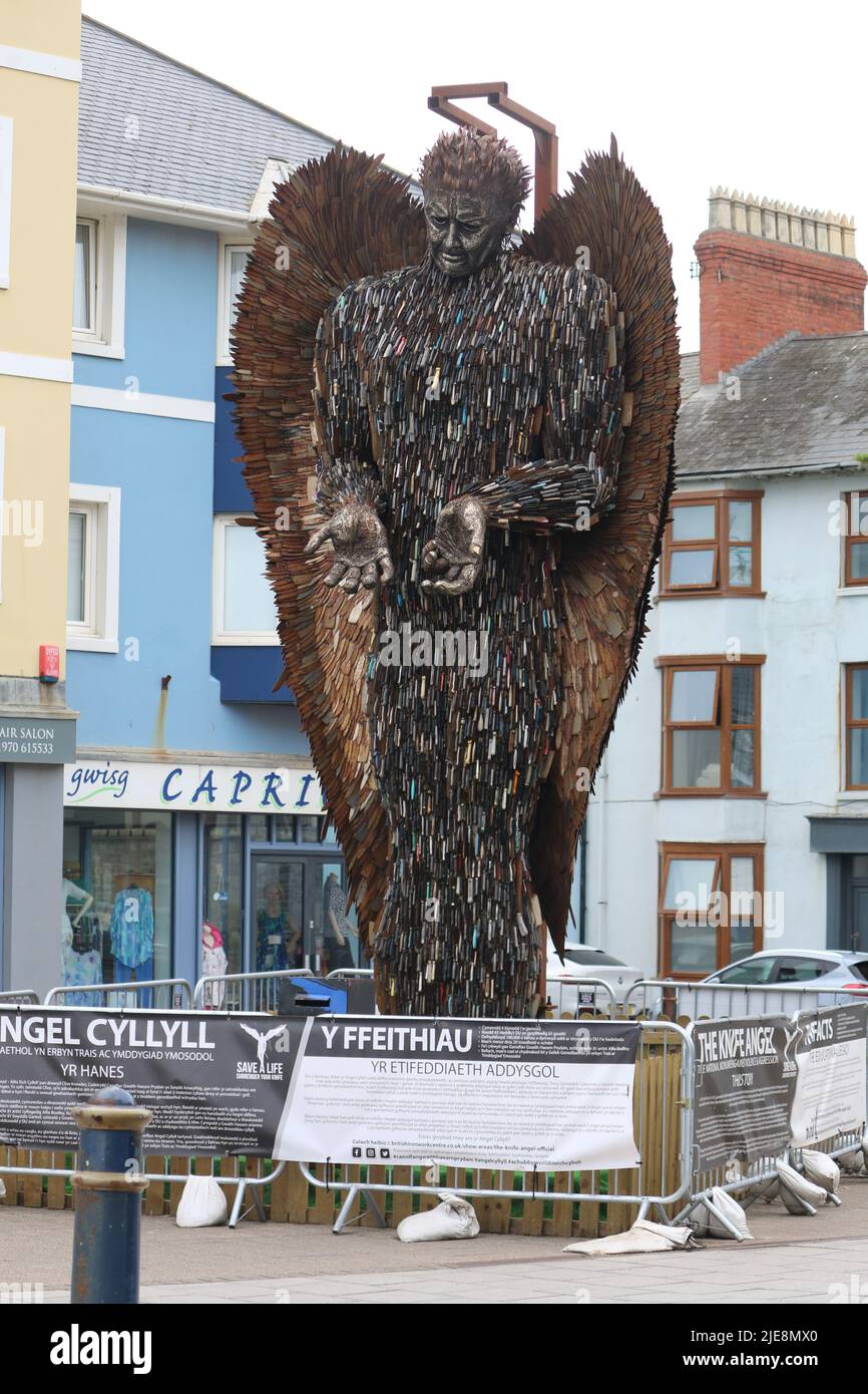 The Knife Angel in Aberystwyth Wales, Großbritannien. 26.. Juni 2022. Während einer landesweiten Tour. Die Statue steht 27 Meter hoch, hergestellt von der Künstlerin Alfie Bradley aus 100.000 Messern und Klingen, die von der britischen Polizei beschlagnahmt wurden. Der Engel ist entworfen, um die negativen Auswirkungen von gewalttätigem Verhalten zu beeindrucken. In den nächsten Tagen wird die Statue auf ihre nächste Etappe auf der Wirral, Merseyside, verlegt. Kredit: mike davies/Alamy Live Nachrichten Stockfoto