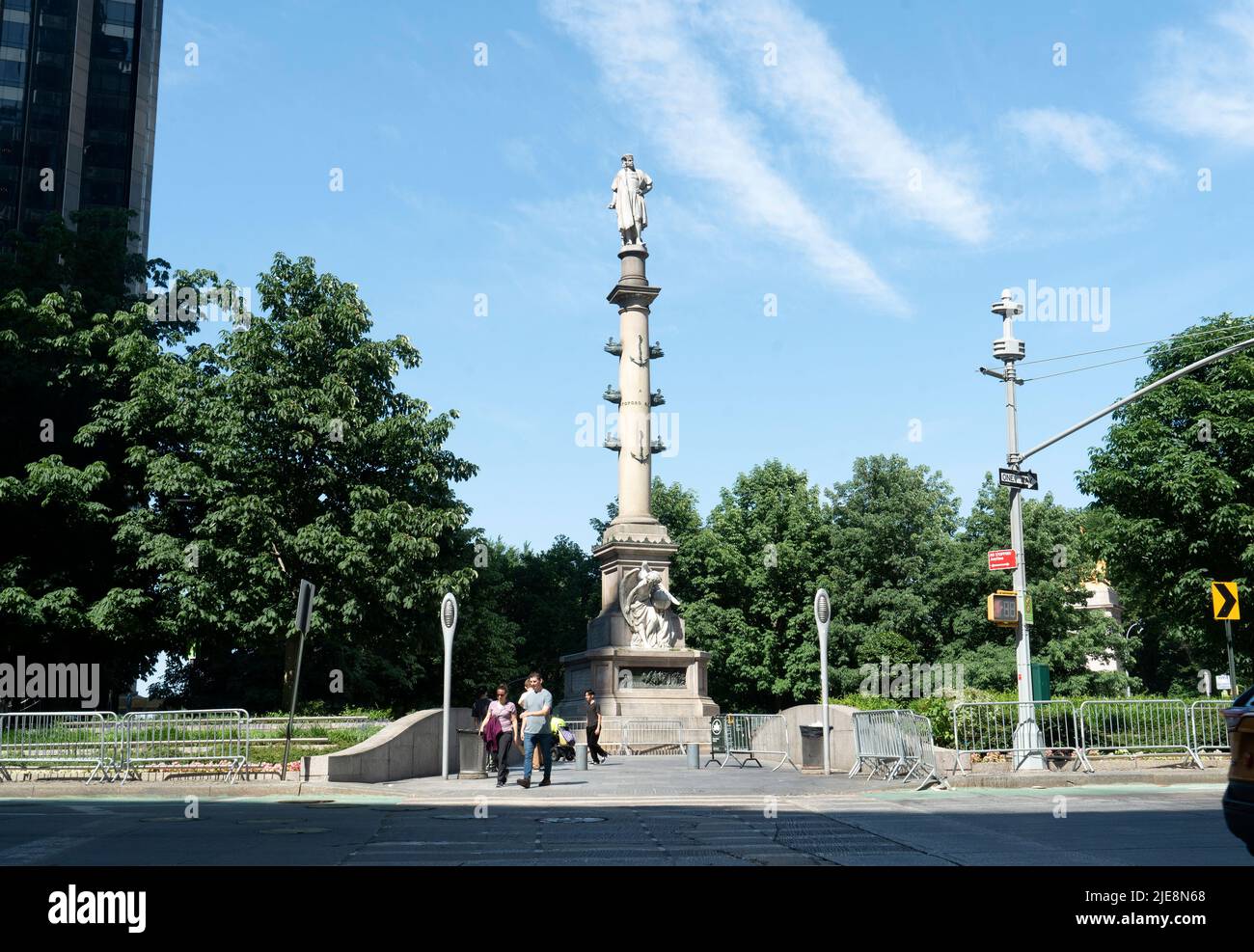 Das Columbus Monument besteht aus einer 14 Meter hohen Statue auf einer Säule, die im Zentrum von Manhattans Columbus Circle in New York City installiert ist. Stockfoto