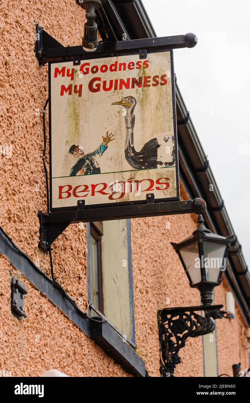 Sehr altes Guinness-Schild vor einem irischen Pub mit dem Slogan „My Goodness, My Guinness“ Stockfoto