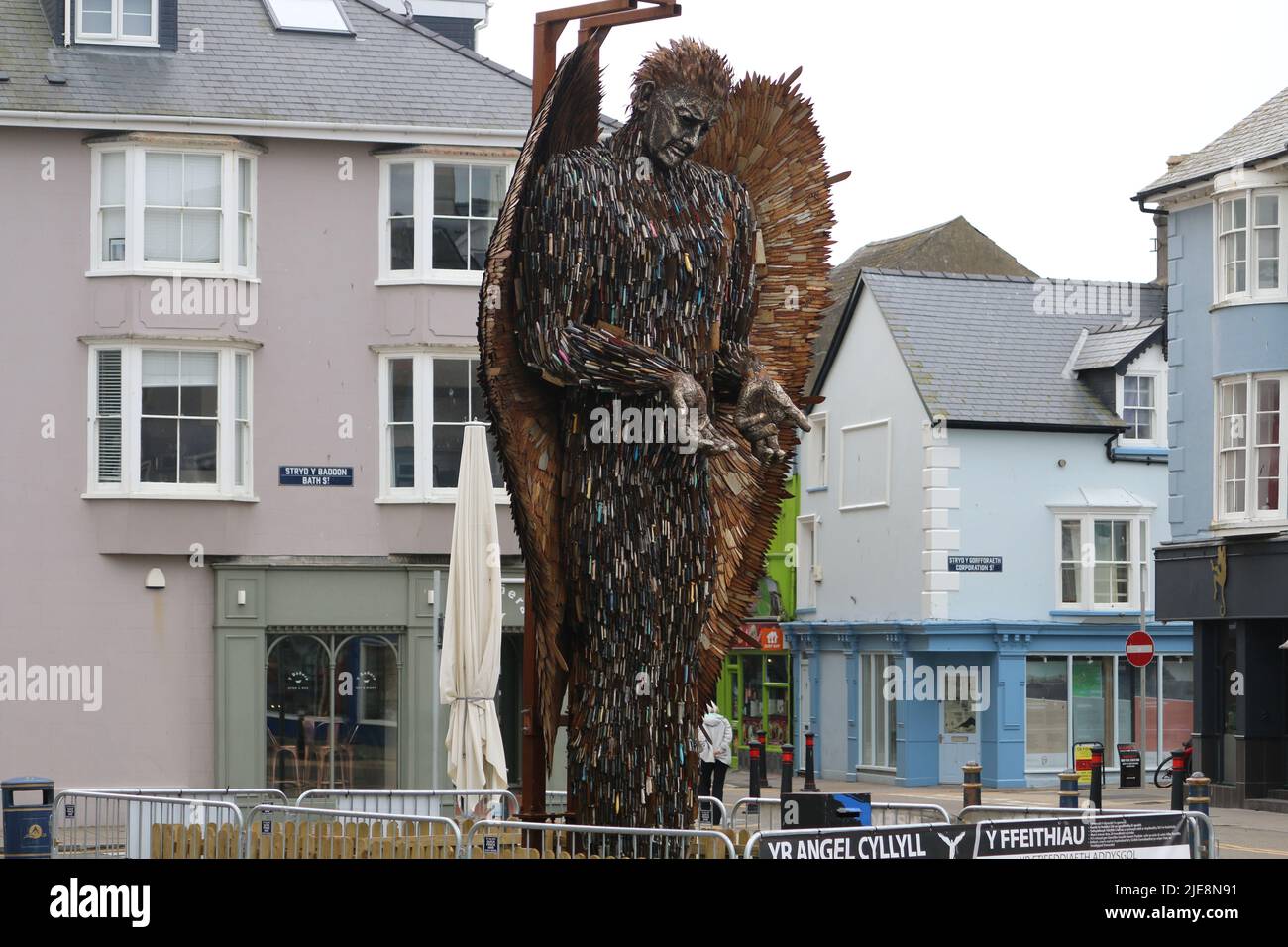 The Knife Angel in Aberystwyth Wales, Großbritannien. 26.. Juni 2022. Während einer landesweiten Tour. Die Statue steht 27 Meter hoch, hergestellt von der Künstlerin Alfie Bradley aus 100.000 Messern und Klingen, die von der britischen Polizei beschlagnahmt wurden. Der Engel ist entworfen, um die negativen Auswirkungen von gewalttätigem Verhalten zu beeindrucken. In den nächsten Tagen wird die Statue auf ihre nächste Etappe auf der Wirral, Merseyside, verlegt. Kredit: mike davies/Alamy Live Nachrichten Stockfoto