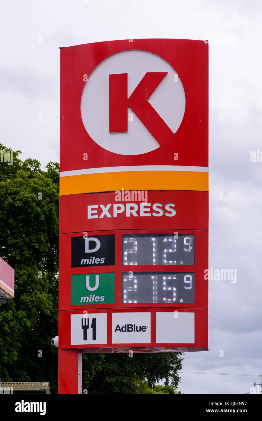 Preisplatine außerhalb einer Tankstelle, die hochpreisige, teure Benzin- und Dieselpreise über £2 €2 pro Liter anzeigt Stockfoto