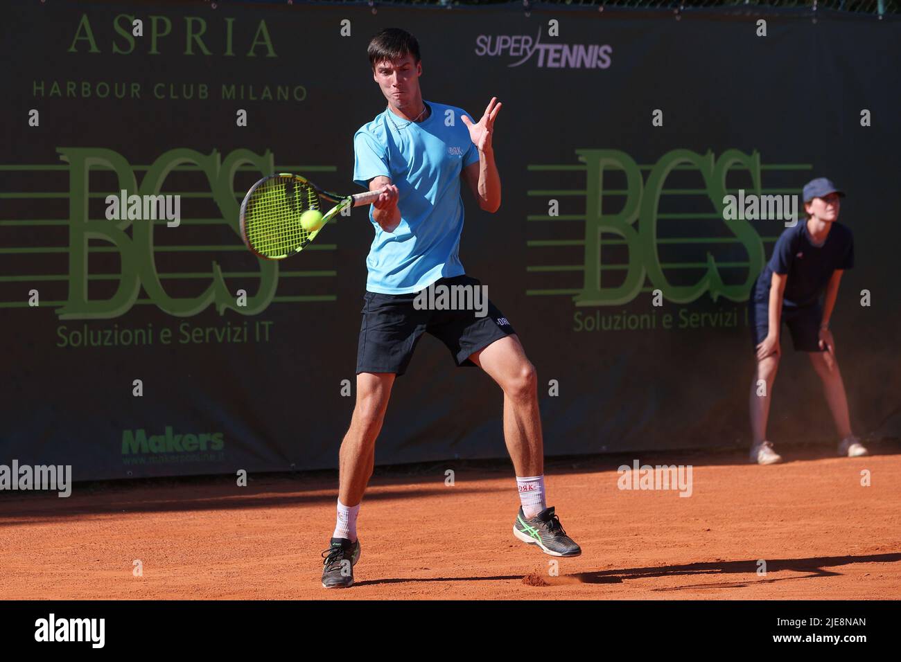 25. Juni 2022, Mailand, Italien: Italien, Mailand, 25 2022. juni: Fabian Morozsan während des Tennisspiels FRANCESCO PASSARO (ITA) gegen FABIAN MAROZSAN (RUS) Semifinale des ATP Challenger Milan im Aspria Harbour Club (Bildnachweis: © Fabrizio Andrea Bertani/Pacific Press via ZUMA Press Wire) Stockfoto