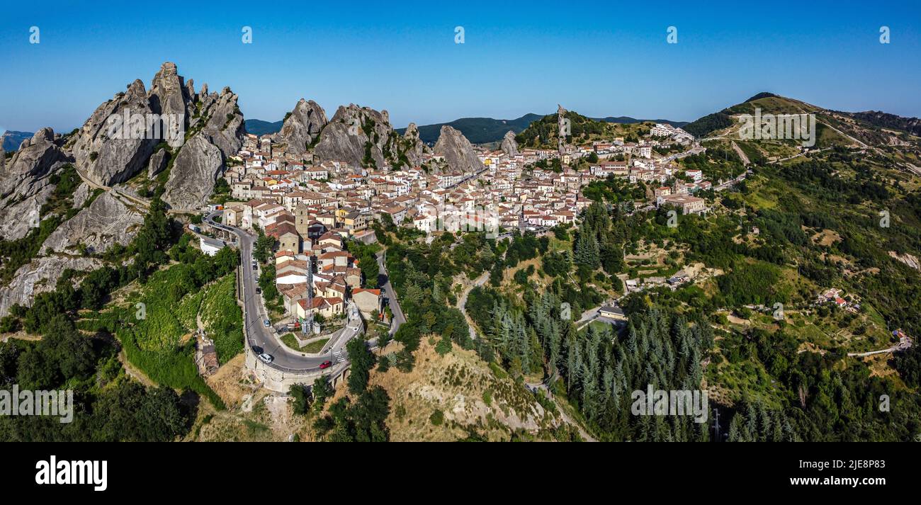 Panoramablick auf das ländliche Dorf Pietrapertosa im Apennin Dolomiti Lucane. Basilicata, Provinz Potenza in Italien Stockfoto