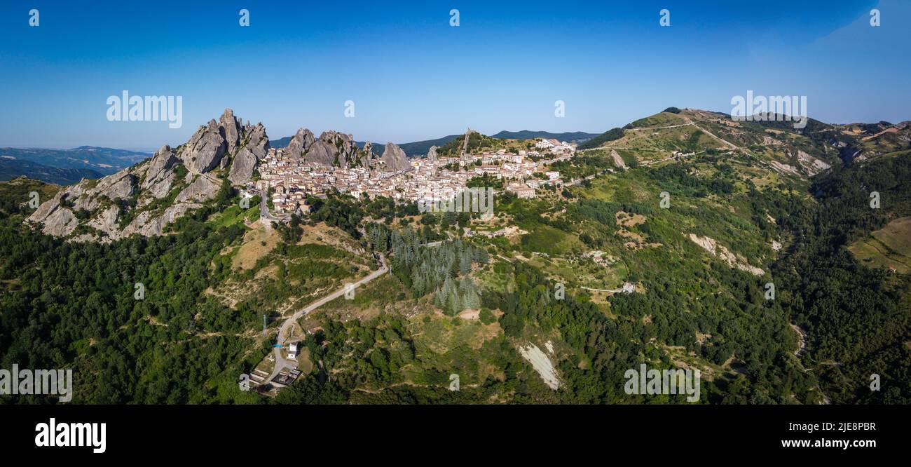 Panoramablick auf das ländliche Dorf Pietrapertosa im Apennin Dolomiti Lucane, Provinz Potenza Basilicata, Italien Stockfoto