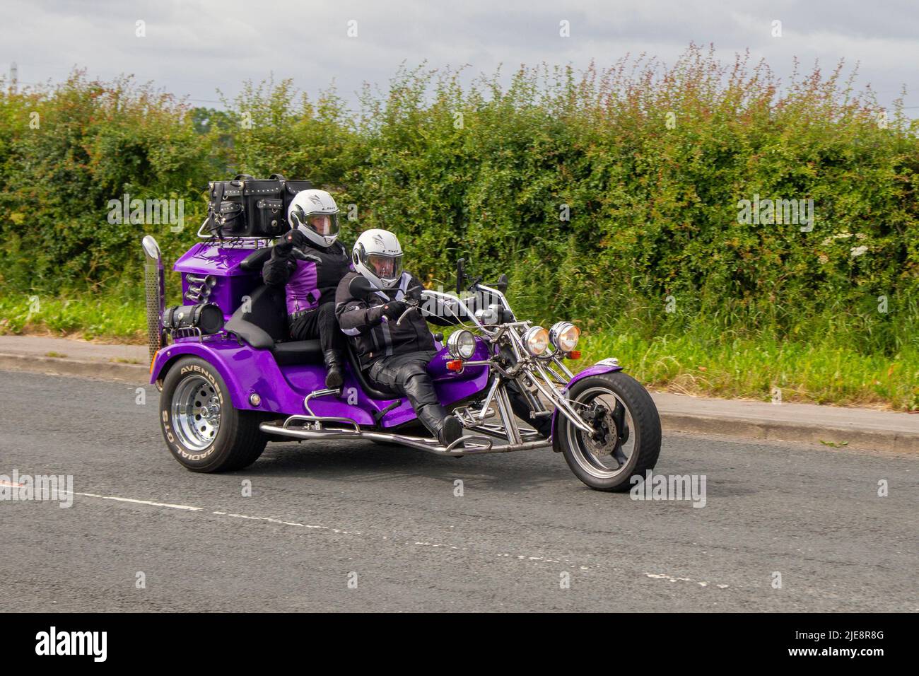 1998 90s Neunzigs Purple REWACO HSI 1584cc Benzin Dreirad-Trike; Klassische Motorräder kommen am Hoghton Tower zum Supercar Summer Showtime Car Meet an, das von Great British Motor Shows organisiert wird. Stockfoto