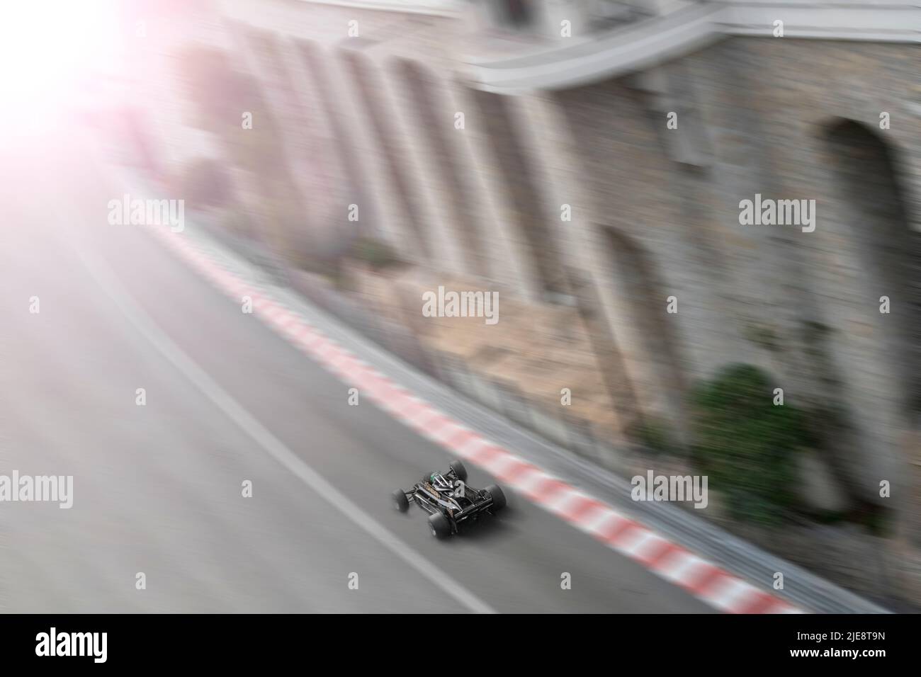 Die Eröffnung der Formel-1-Strecke in Monaco für den historischen Grand Prix im Jahr 2022 - ein Lotus-Klassiker, der in die Sonne fährt. Stockfoto
