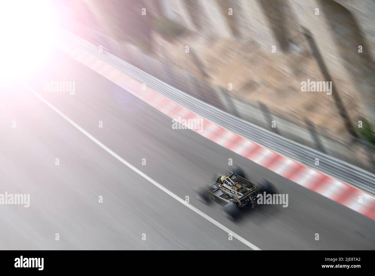 Die Eröffnung der Formel-1-Strecke in Monaco für den historischen Grand Prix im Jahr 2022 - ein Lotus-Klassiker, der in die Sonne fährt. Stockfoto
