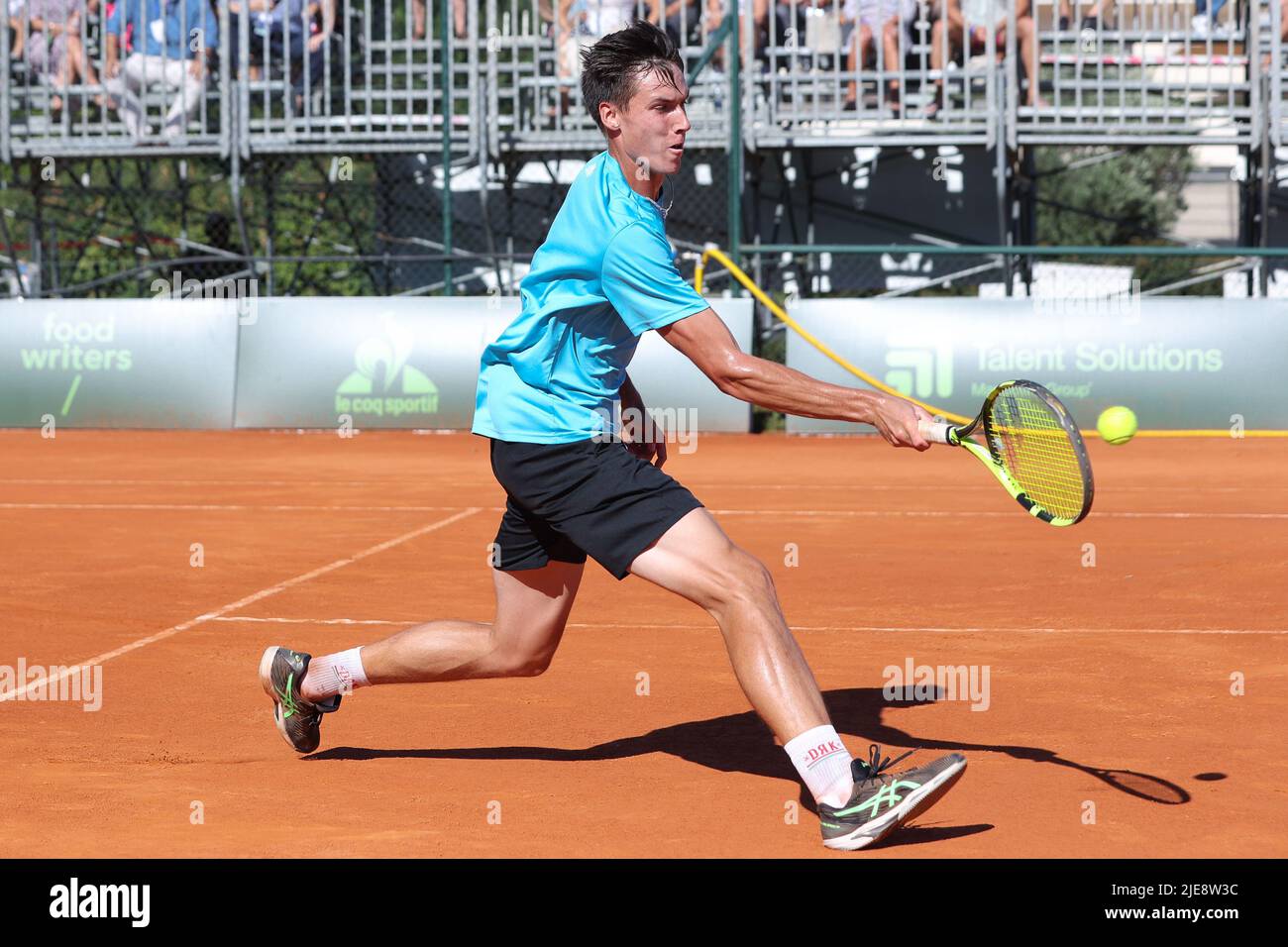 Mailand, Italien. 25.. Juni 2022. Italien, Mailand, 25 2022. juni: Fabian Morozsan während des Tennisspiels FRANCESCO PASSARO (ITA) gegen FABIAN MAROZSAN (RUS) Semifinale des ATP Challengers Milan im Aspria Harbour Club (Bild: © Fabrizio Andrea Bertani/Pacific Press via ZUMA Press Wire) Stockfoto