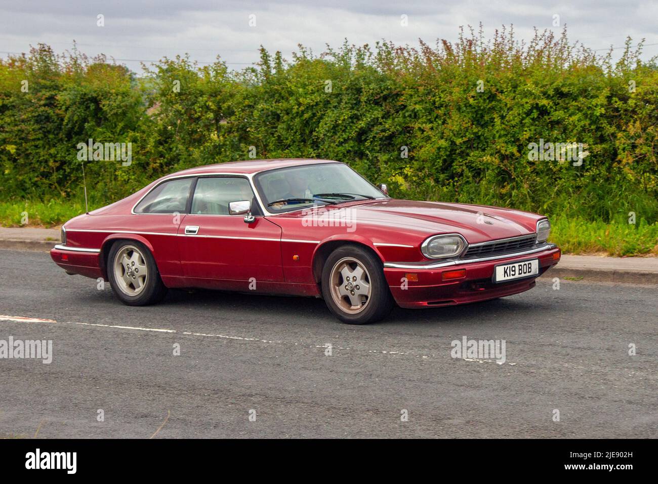 1993, 90s, 90er Jahre roter britischer Jaguar XJ-S 4,0 Auto. 3980cc Benzincoupé; Antike Oldtimer, Oldtimer, die am Hoghton Tower zum Supercar Summer Showtime Car Meet ankommen, das von Great British Motor Shows organisiert wird. Stockfoto