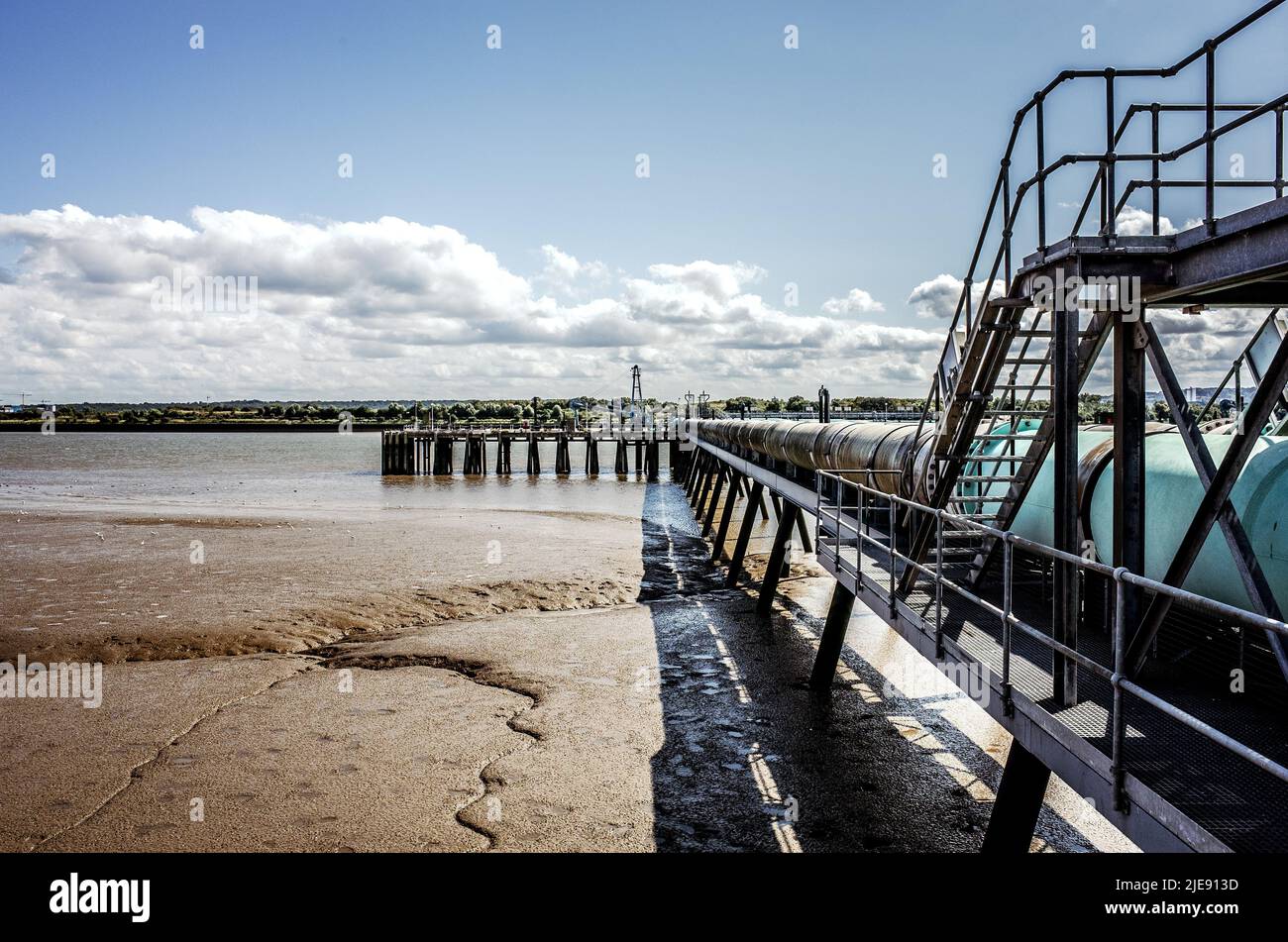 Abwasserbehandlungsrohre in die Themse, Beckton Kläranlage, in East London - England 2021 Stockfoto